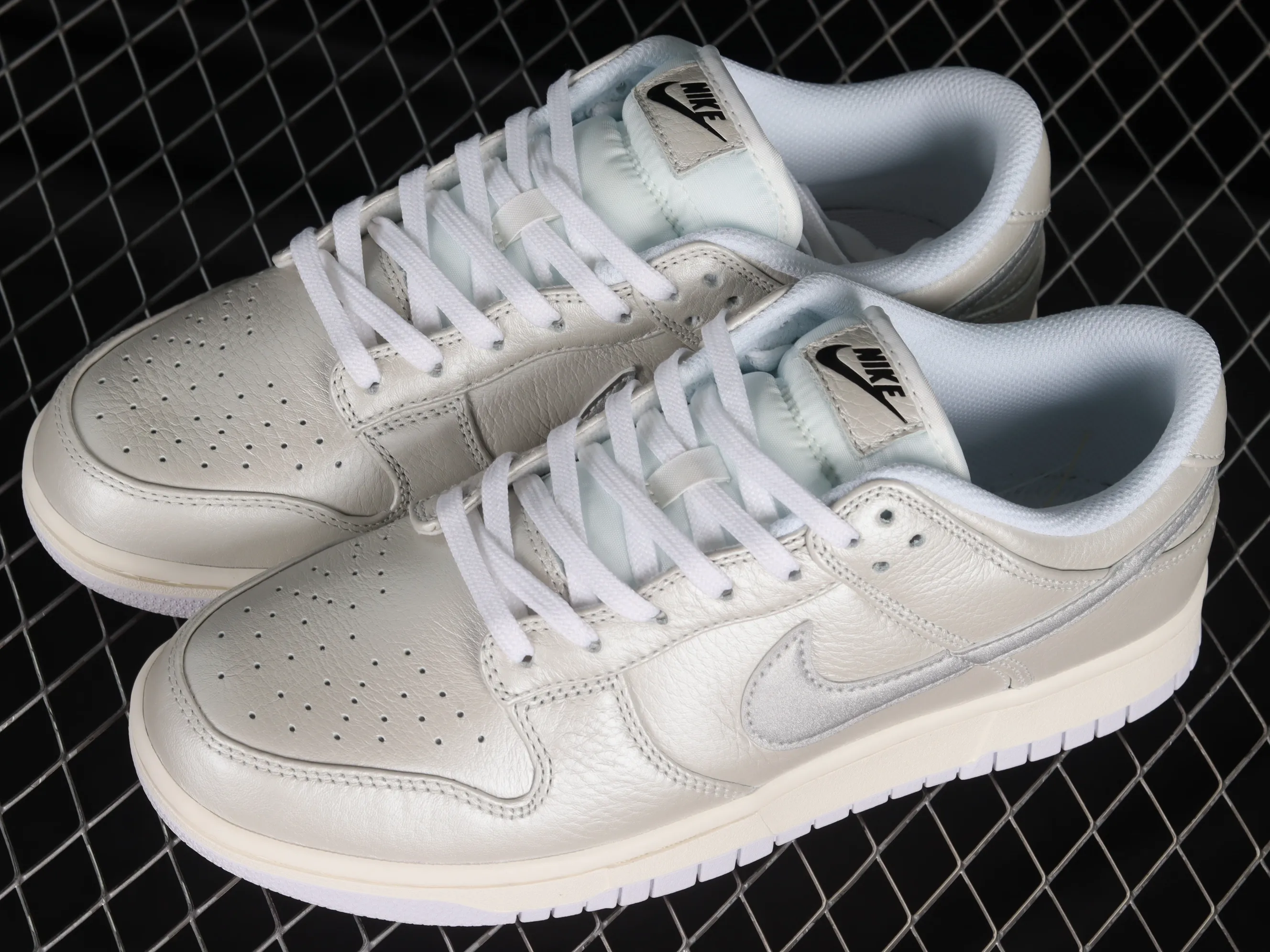 All Categories Nk SB Dunk Series Nk SB Dunk Low Low-top sneakers F version Nk Dunk Low "Metallic Silver" Metallic silver SB low-top sports and leisure sneakers DX3197-095